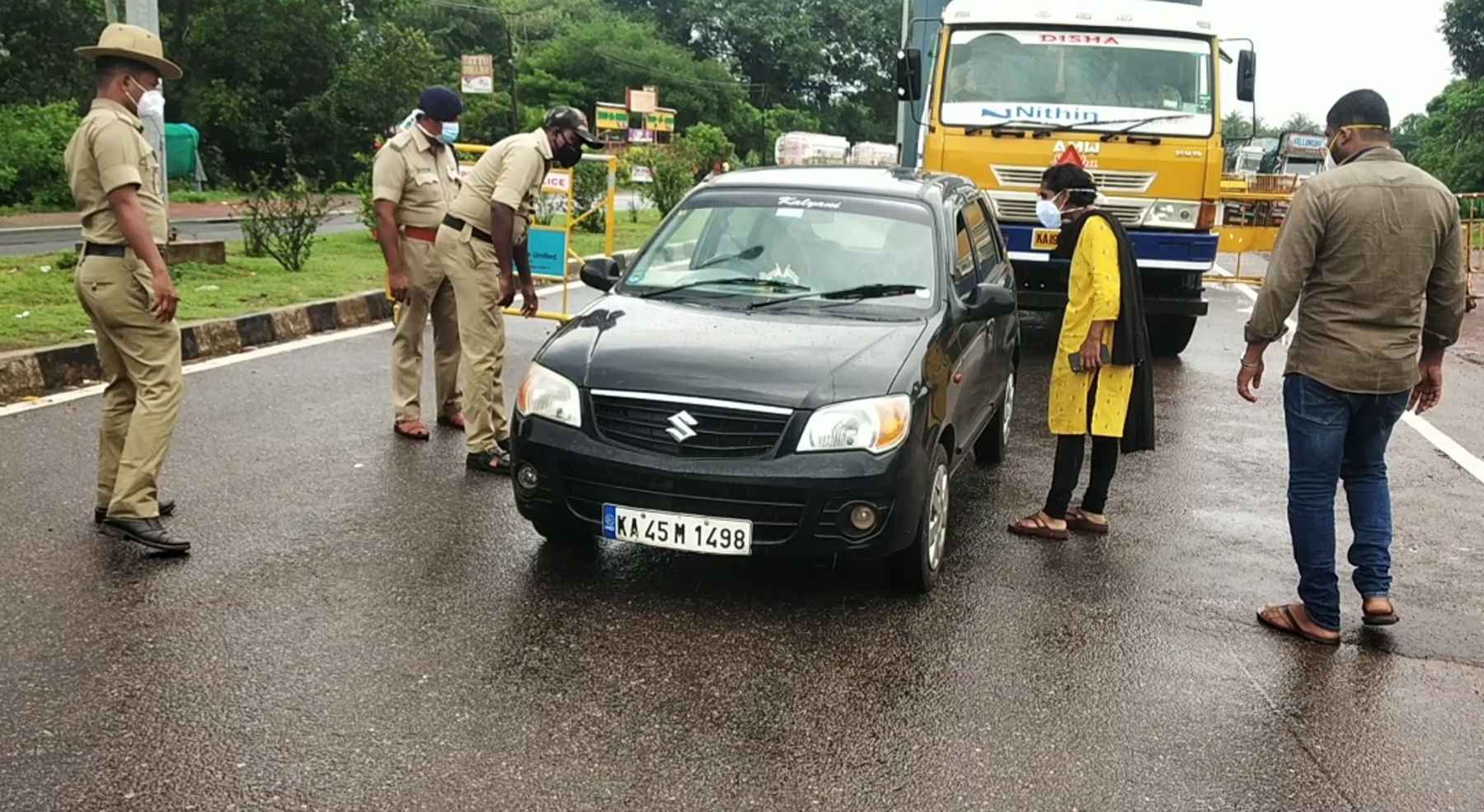 ತಹಶೀಲ್ದಾರ್ ರ್‍ರಿಂದ ಕಾರ್ಯಾಚರಣೆ: ಅಂಗಡಿ ಮಳಿಗೆಗಳಿಗೆ ದಂಡ