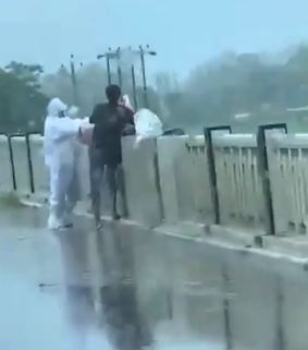 ಉತ್ತರಪ್ರದೇಶ: ಕೋವಿಡ್ ರೋಗಿಯ ಮೃತದೇಹ ನದಿಗೆ ಎಸೆಯುವ ಆಘಾತಕಾರಿ ವೀಡಿಯೊ ವೈರಲ್