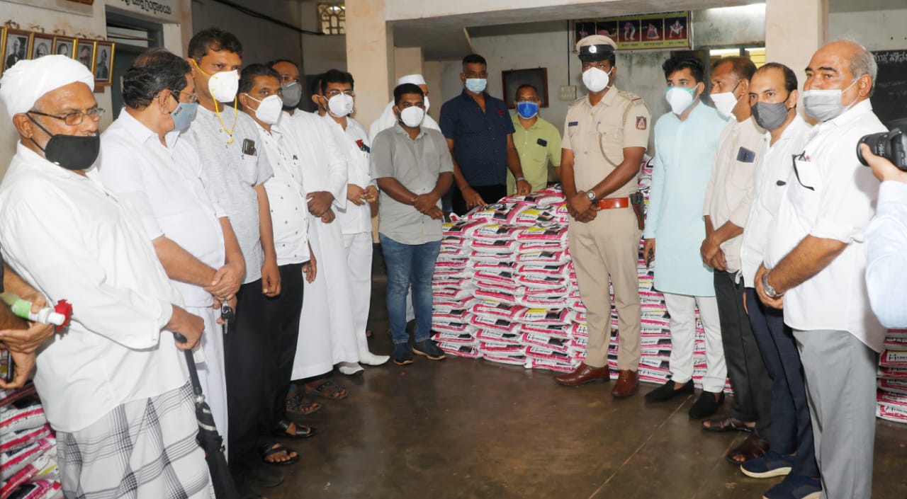 ಡಾ. ಶಕೀಲ್ ಚಾರಿಟೇಬಲ್ ಟ್ರಸ್ಟ್ ವತಿಯಿಂದ ಅರ್ಹ ಕುಟುಂಬಗಳಿಗೆ ಅಕ್ಕಿ ವಿತರಣೆ