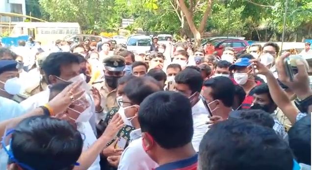 ಬೆಂಗಳೂರು: ಕೇಂದ್ರ ಸಚಿವ ಸದಾನಂದಗೌಡರಿಗೆ ಘೇರಾವ್ ಹಾಕಿದ ಕಾಂಗ್ರೆಸ್ ಕಾರ್ಯಕರ್ತರು