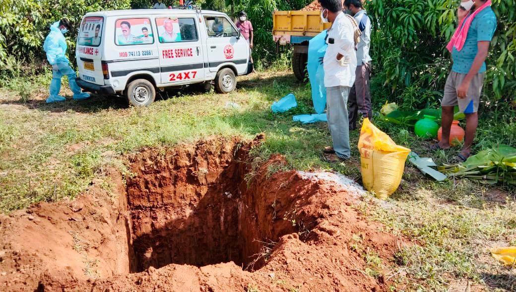 ತುಮಕೂರು: ಇಲಾಹಿ ಸಿಕಂದರ್ ತಂಡದಿಂದ ಅನಾಥ ಶವಗಳ ಅಂತಿಮ ಸಂಸ್ಕಾರ