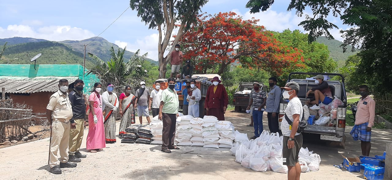 ಚಾಮರಾಜನಗರ: ಒಡೆಯರ್ ಪಾಳ್ಯದ ಸೋಲಿಗ ಕುಟುಂಬಗಳಿಗೆ ಟಿಬೇಟಿಯನ್ನರ ನೆರವು