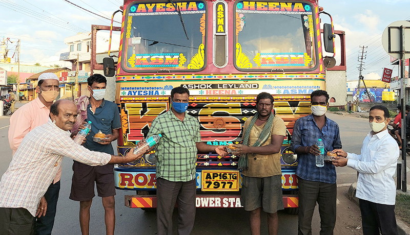 ಶಿಕಾರಿಪುರ : ಚಾಲಕ, ಕ್ಲೀನರುಗಳಿಗೆ ಆಹಾರ ಕಿಟ್ ವಿತರಿಸುತ್ತಿರುವ ಮುಹಮ್ಮದ್ ಹನೀಫ್