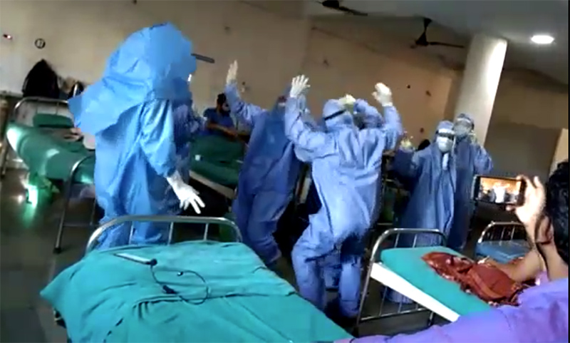 ಶಿವಮೊಗ್ಗ : ಕೊರೋನ ಐಸೋಲೇಷನ್ ವಾರ್ಡ್‌ನಲ್ಲಿ ಹಾಡು, ಡ್ಯಾನ್ಸ್