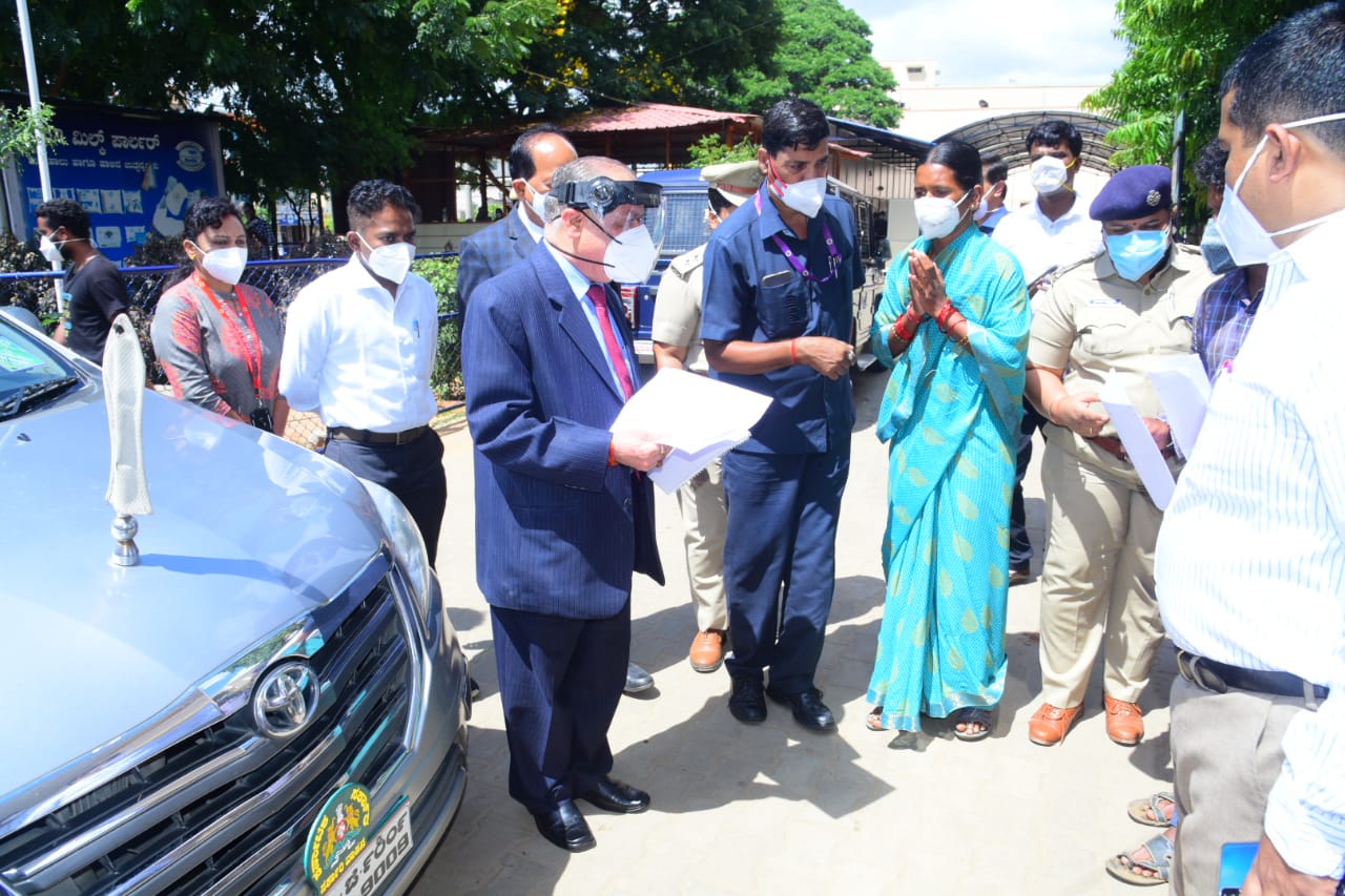 ಚಾಮರಾಜನಗರ: ಜಿಲ್ಲಾ ಕೋವಿಡ್ ಆಸ್ಪತ್ರೆಯಲ್ಲಿ ನಿವೃತ್ತ ನ್ಯಾಯಾದೀಶ ಬಿ.ಎ. ಪಾಟೀಲ್ ರಿಂದ ತನಿಖೆ