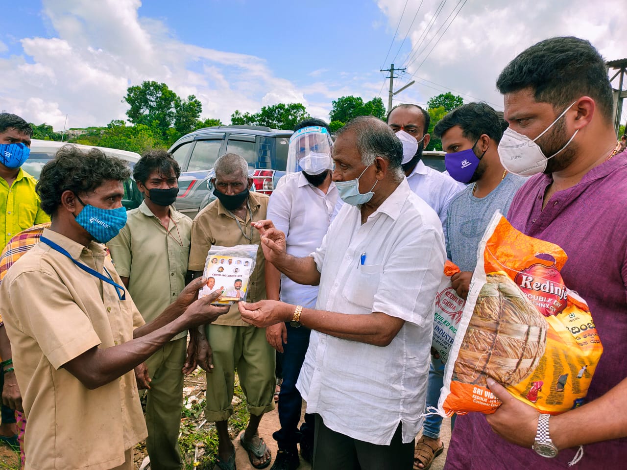 ಮೂಡುಬಿದಿರೆ : ಮಾಜಿ ಸಚಿವ ಅಭಯಚಂದ್ರ ಜೈನ್ ಹುಟ್ಟುಹಬ್ಬದ ಪ್ರಯುಕ್ತ ಪೌರಕಾರ್ಮಿಕರಿಗೆ ಕಿಟ್ ವಿತರಣೆ