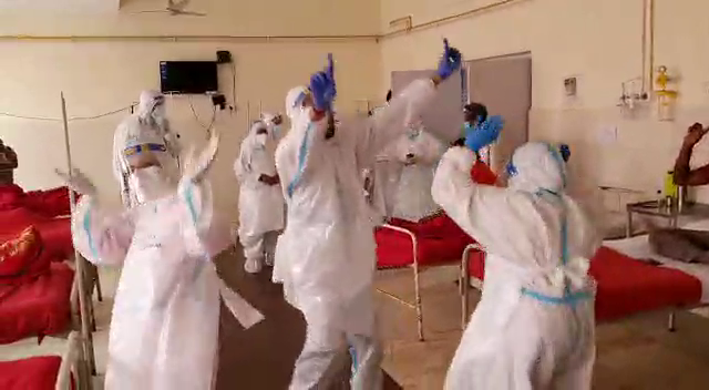 ಕೋವಿಡ್ ವಾರ್ಡ್‍ನಲ್ಲಿ ಕೊಡವ ವಾಲಗಕ್ಕೆ ಹೆಜ್ಜೆ ಹಾಕಿದ ನಟ ಭುವನ್, ನಟಿ ಹರ್ಷಿಕಾ