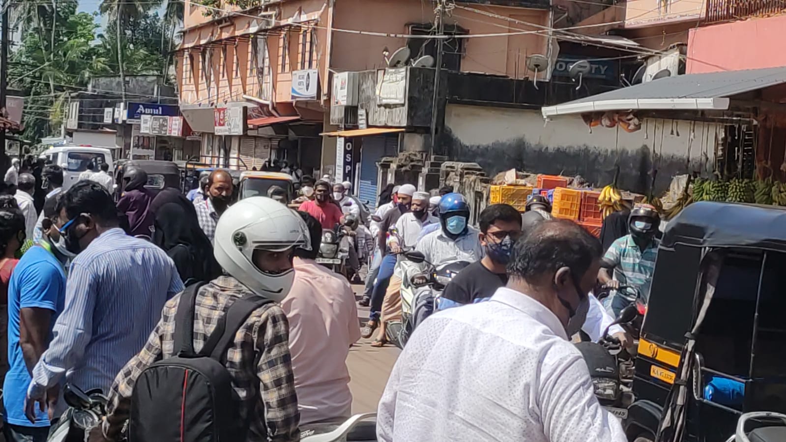 ಭಟ್ಕಳದಲ್ಲಿ ಲಾಕ್ಡೌನ್ ಸಡಿಲಿಕೆ; ಅಗತ್ಯ ವಸ್ತು ಖರೀದಿಗಾಗಿ ಮುಗಿಬಿದ್ದ ಜನ