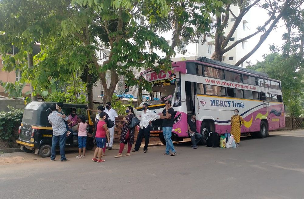 ಮುಂಬೈಗೆ ಹೊರಟ ಖಾಸಗಿ ಬಸ್ ಪೊಲೀಸ್ ವಶಕ್ಕೆ: ಚಾಲಕ ಸೆರೆ