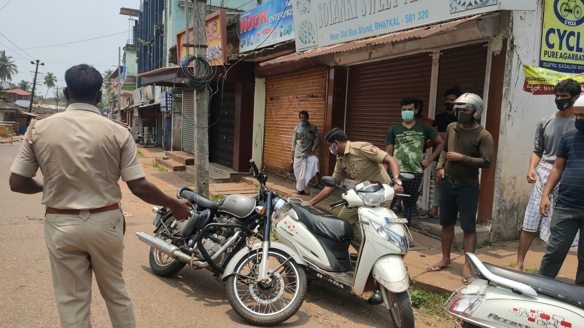 ಭಟ್ಕಳ: ಕರ್ಫ್ಯೂ ಉಲ್ಲಂಘನೆ ಆರೋಪ; 25ಕ್ಕೂ ಹೆಚ್ಚು ದ್ವಿಚಕ್ರ ವಾಹನ ವಶ