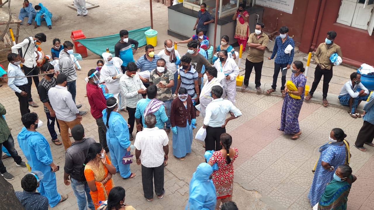 ಶಿವಮೊಗ್ಗ: ಕೊರೋನ ಸೋಂಕಿತರ ಆರೈಕೆ ಸರಿಯಾಗಿ ಮಾಡುತ್ತಿಲ್ಲ ಎಂದು ಆಸ್ಪತ್ರೆ ಮುಂಭಾಗ ಪ್ರತಿಭಟನೆ