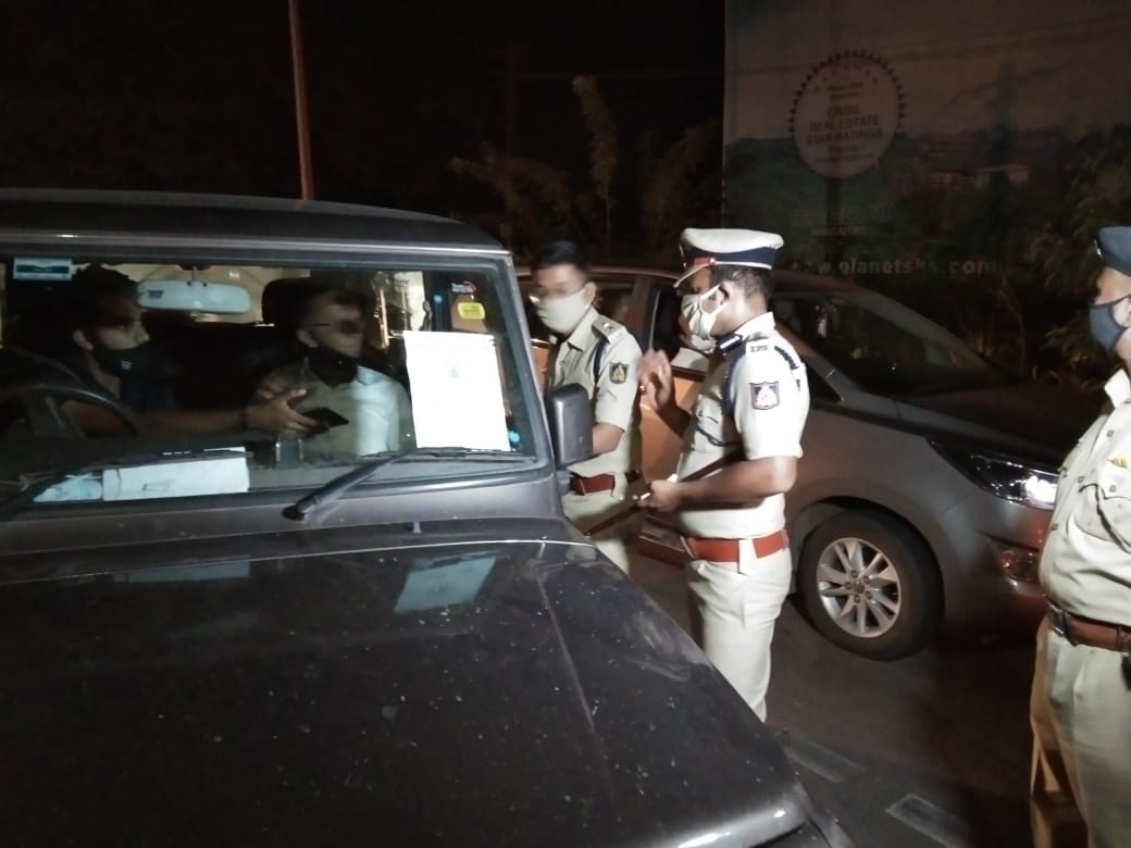 ಮಂಗಳೂರು: ಪೊಲೀಸರಿಂದ ಅನಗತ್ಯ ತಿರುಗಾಟದ ವಾಹನಗಳ ತಪಾಸಣೆ