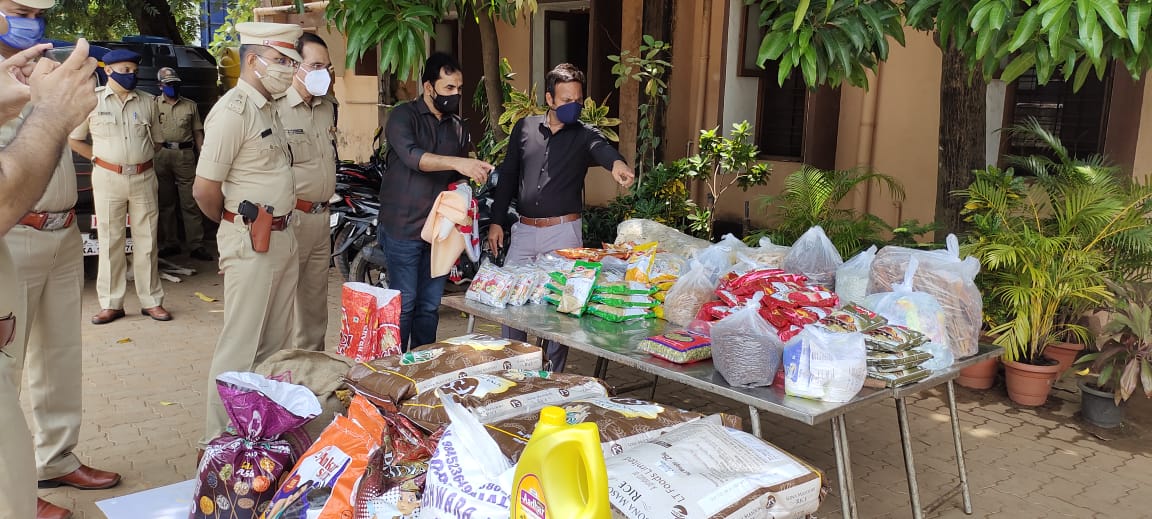 ಮಂಗಳೂರು: ಪೊಲೀಸರ ಊಟದ ವ್ಯವಸ್ಥೆಗೆ ದಿನಸಿ ಸಾಮಗ್ರಿ ಹಸ್ತಾಂತರ