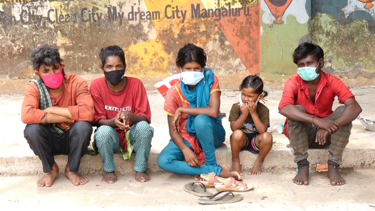 ಕೊರೋನ ಕರ್ಫ್ಯೂನಿಂದ ಬೀದಿಗೆ ಬಿದ್ದ ಬದುಕು !: ಉತ್ತರ ಕರ್ನಾಟಕದ ವಲಸೆ ಕಾರ್ಮಿಕರ ಹೃದಯ ವಿದ್ರಾವಕ ಸ್ಥಿತಿಯಿದು