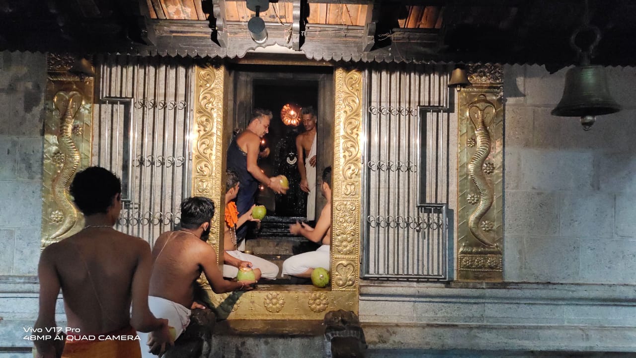 ಕೊರೋನ ಮುಕ್ತ ಭಾರತಕ್ಕಾಗಿ 1008 ಸೀಯಾಳ ಅಭಿಷೇಕ