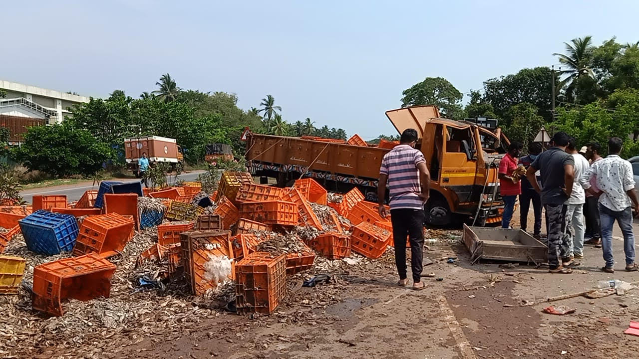 ವಾಹನ ಪಲ್ಟಿ ; ಅಪಾಯದಿಂದ ಚಾಲಕ ಪಾರು