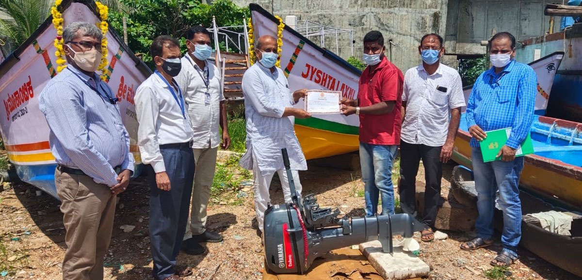 ಫಲಾನುಭವಿಗಳಿಗೆ ದೋಣಿ, ಬಲೆ, ಇಂಜಿನ್ ವಿತರಣೆ