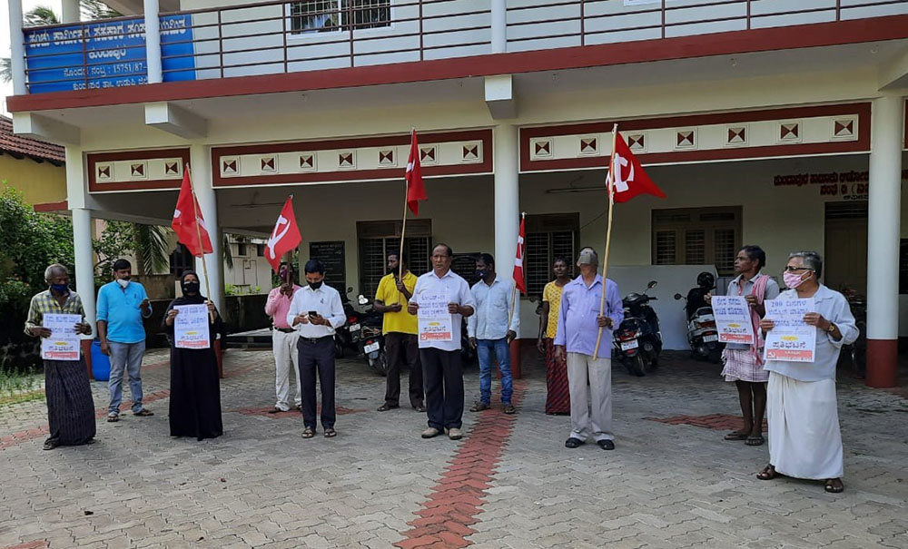 ಕೋವಿಡ್ ನಿಯಂತ್ರಣಕ್ಕೆ ಆಗ್ರಹಿಸಿ ಉಡುಪಿ ಜಿಲ್ಲೆಯಾದ್ಯಂತ ಸಿಪಿಐಎಂ ಪ್ರತಿಭಟನೆ