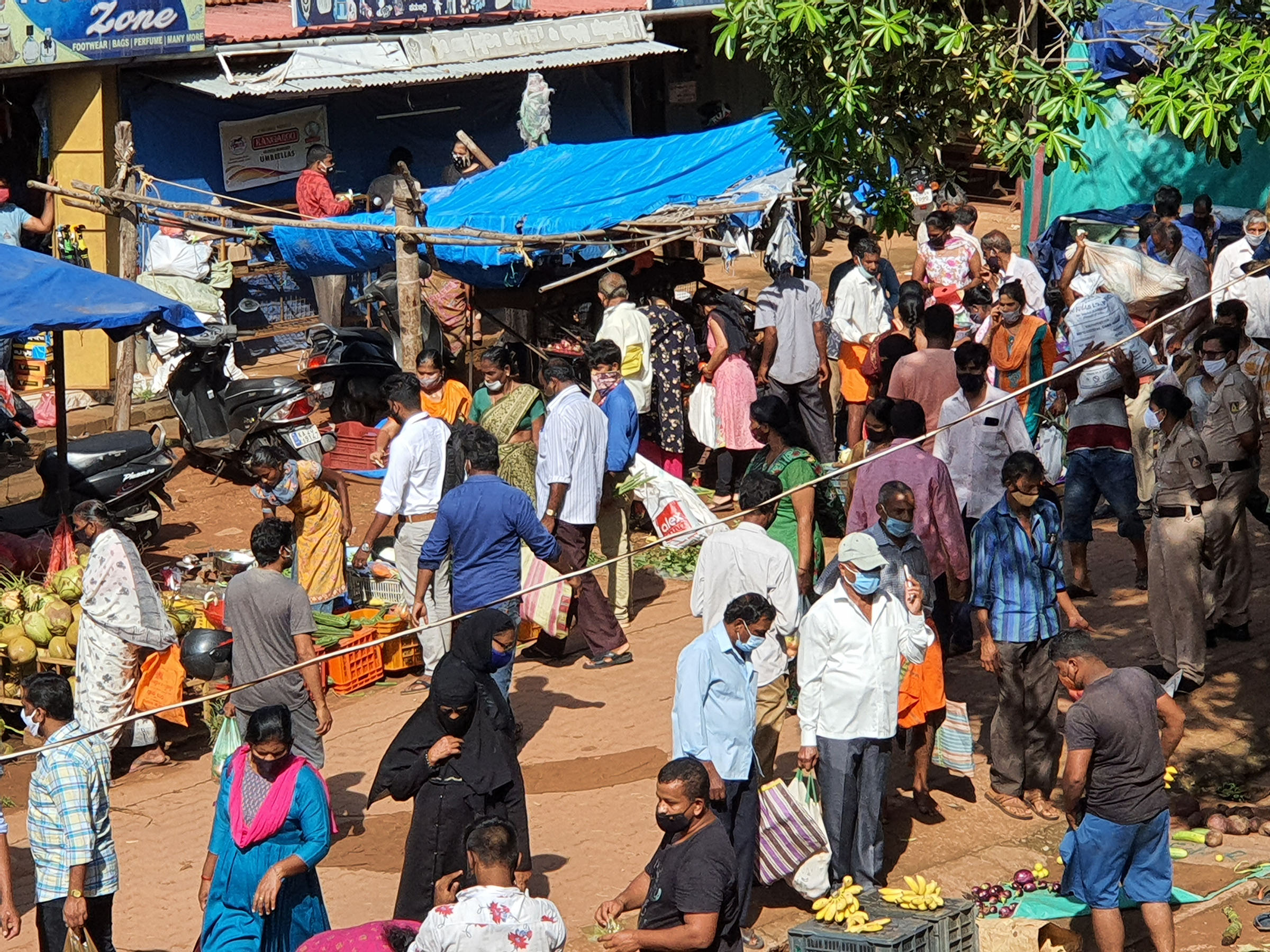 ಉಡುಪಿ: ಜೂ.2ರಿಂದ 35 ಗ್ರಾಪಂಗಳಲ್ಲಿ ಸಂಪೂರ್ಣ ಲಾಕ್‌ಡೌನ್; ಅಗತ್ಯವಸ್ತುಗಳ ಖರೀದಿಗೆ ಮುಗಿಬಿದ್ದ ಜನತೆ