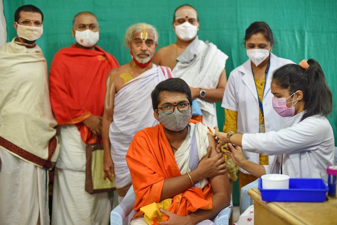 ಮಲ್ಲೇಶ್ವರಂ ಕ್ಷೇತ್ರದ ಅರ್ಚಕರಿಗೆ ಕೋವಿಡ್‌ ಲಸಿಕೆ: ವಿವಾದ ಸೃಷ್ಟಿ