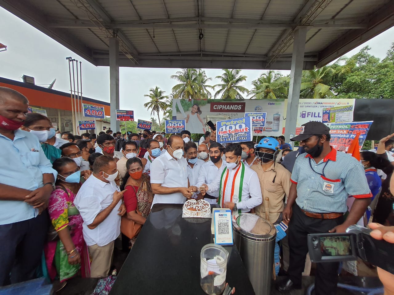 ಕಾಪು : ಪೆಟ್ರೋಲ್ - ಡೀಸೆಲ್ ಬೆಲೆ ಏರಿಕೆ ವಿರೋಧಿಸಿ ಪ್ರತಿಭಟನೆ