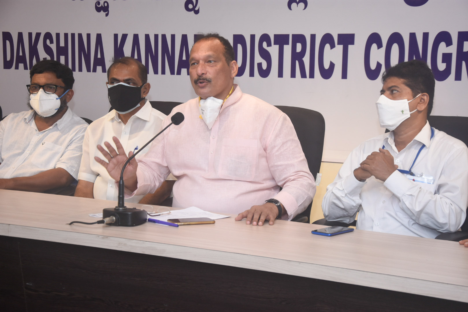 ಸಂಕಷ್ಟದ ವೇಳೆ ಆರ್ಥಿಕ ಹೊರೆ ಬಗ್ಗೆ ಬಿಜೆಪಿ ಉತ್ತರಿಸಲಿ: ಐವನ್ ಡಿಸೋಜಾ