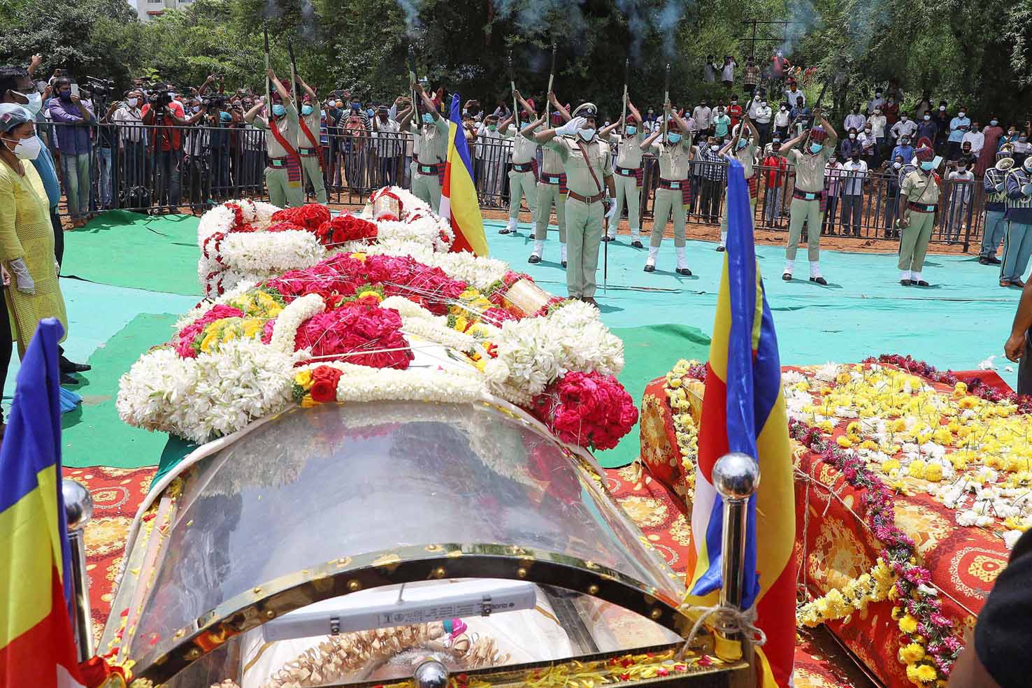 ಕಲಾಗ್ರಾಮದಲ್ಲಿ ಬೌದ್ಧ ಸಂಪ್ರದಾಯದಂತೆ ಸಕಲ ಸರಕಾರಿ ಗೌರವಗಳೊಂದಿಗೆ ಸಿದ್ದಲಿಂಗಯ್ಯರ ಅಂತ್ಯ ಸಂಸ್ಕಾರ