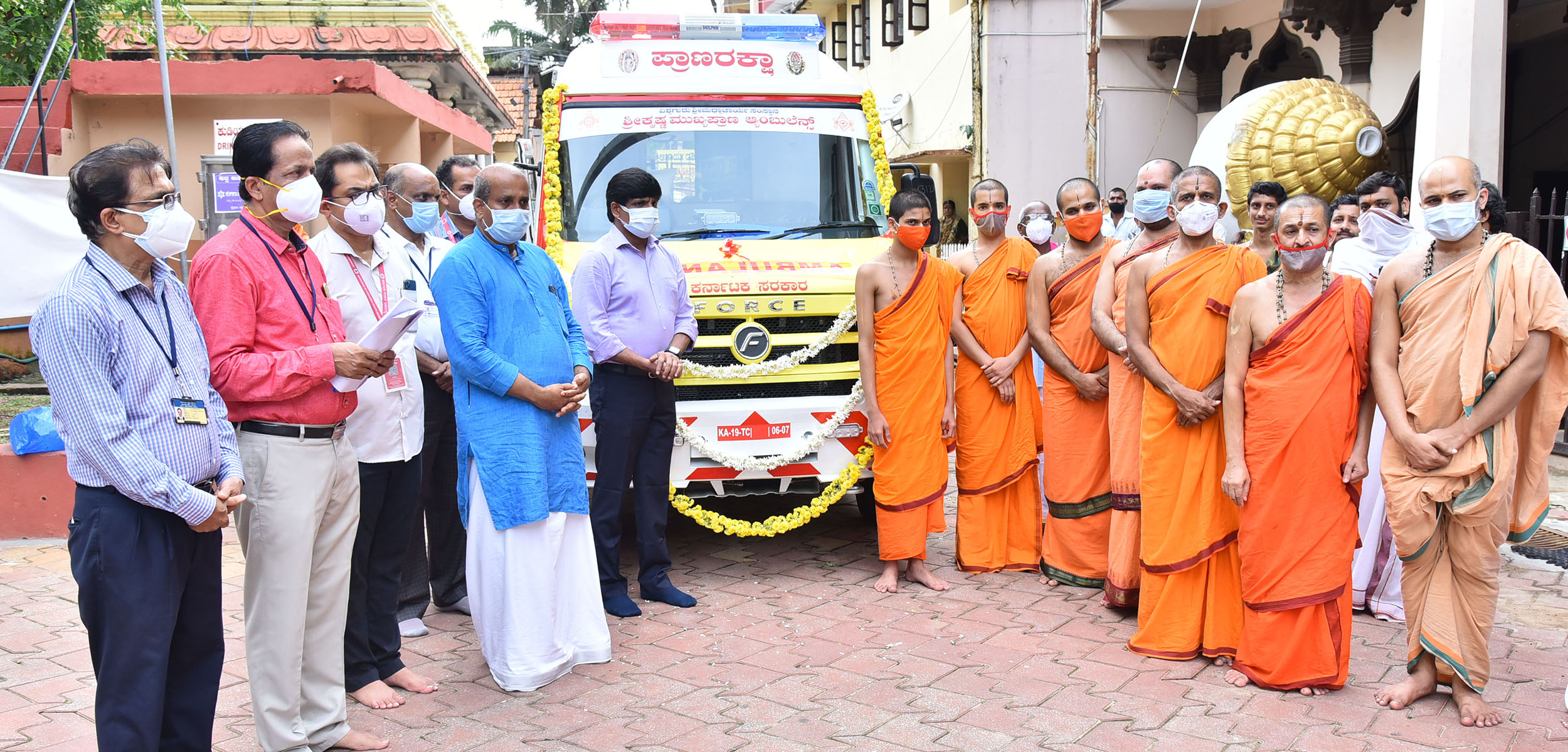 ಶ್ರೀಕೃಷ್ಣ ಮಠದಿಂದ ಜಿಲ್ಲಾಸ್ಪತ್ರೆಗೆ ಅ್ಯಂಬುಲೆನ್ಸ್ ಕೊಡುಗೆ