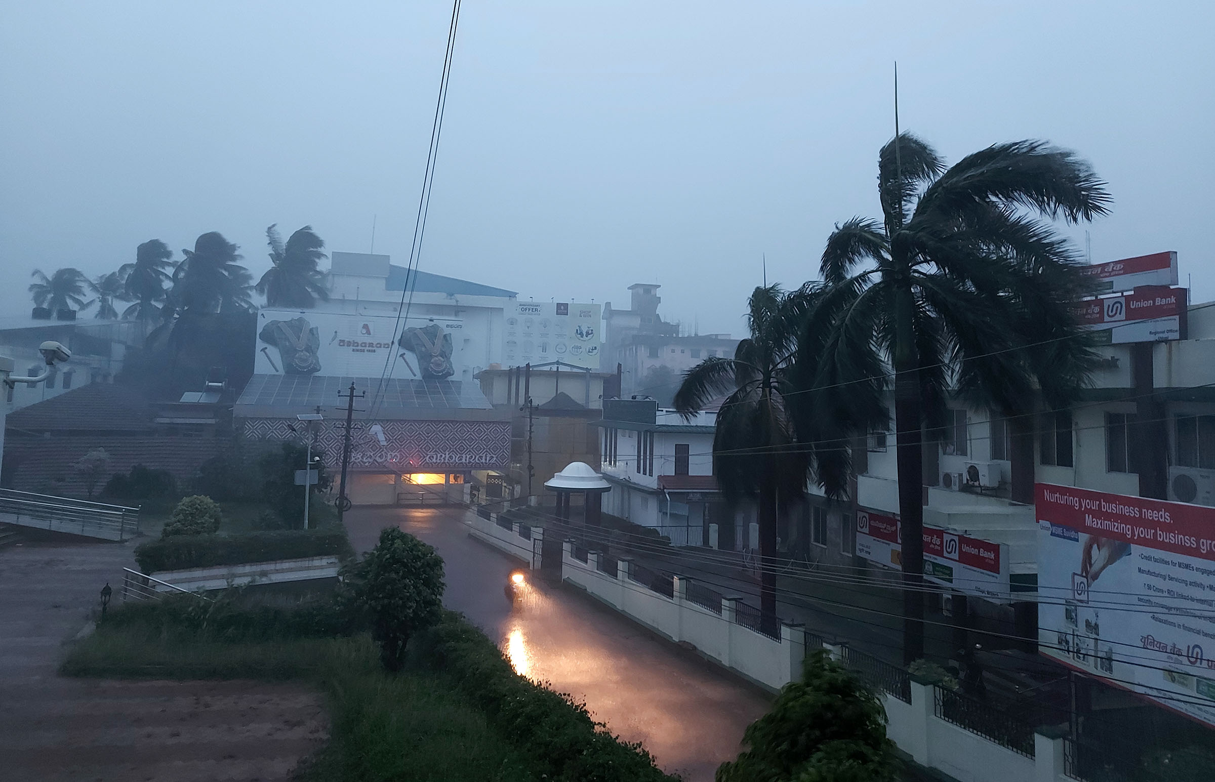 ಉಡುಪಿ ಜಿಲ್ಲೆಯಾದ್ಯಂತ ಭಾರೀ ಗಾಳಿ ಮಳೆ: ಧರೆಗೆ ಉರುಳಿದ ಮರ, ವಿದ್ಯುತ್ ಕಂಬಗಳು