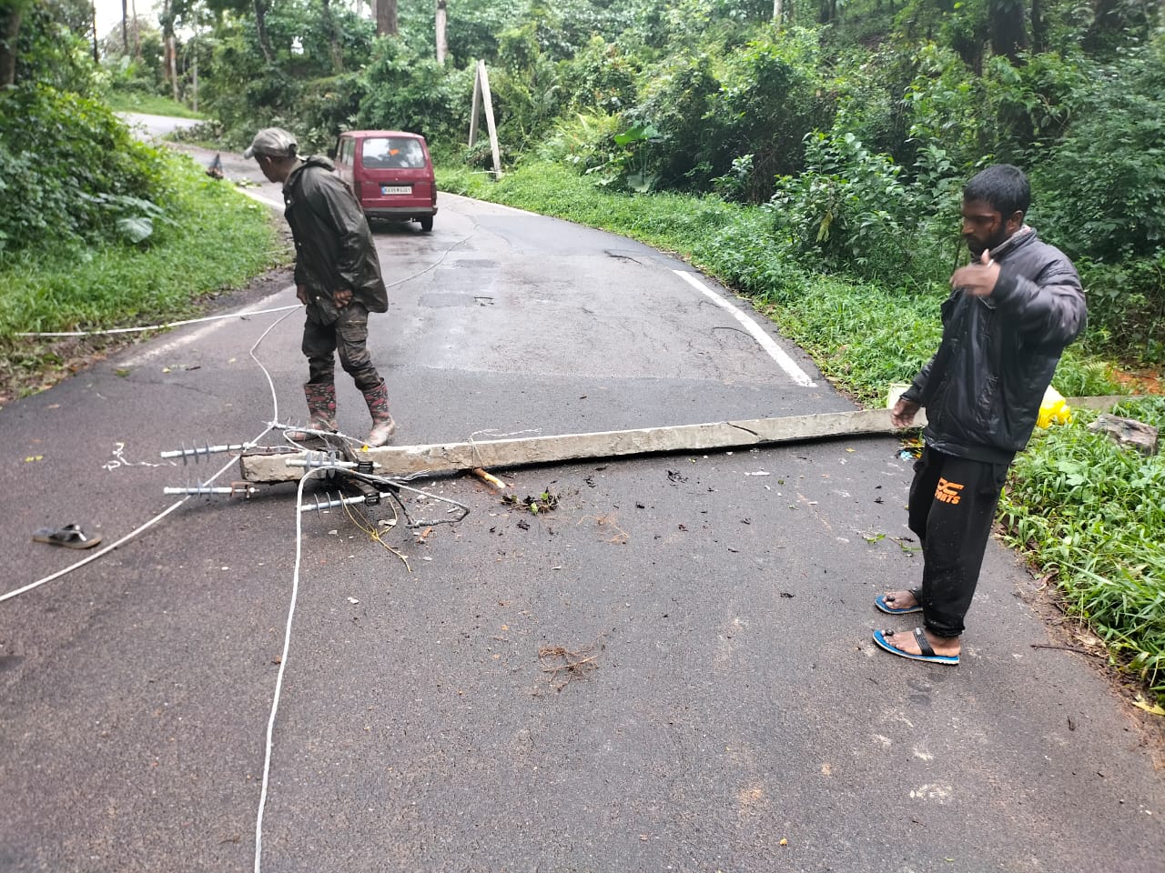 ಲಾರಿ ಢಿಕ್ಕಿ: ನಾಲ್ವರು ಚೆಸ್ಕಾಂ ಸಿಬ್ಬಂದಿಗಳಿಗೆ ಗಂಭೀರ ಗಾಯ