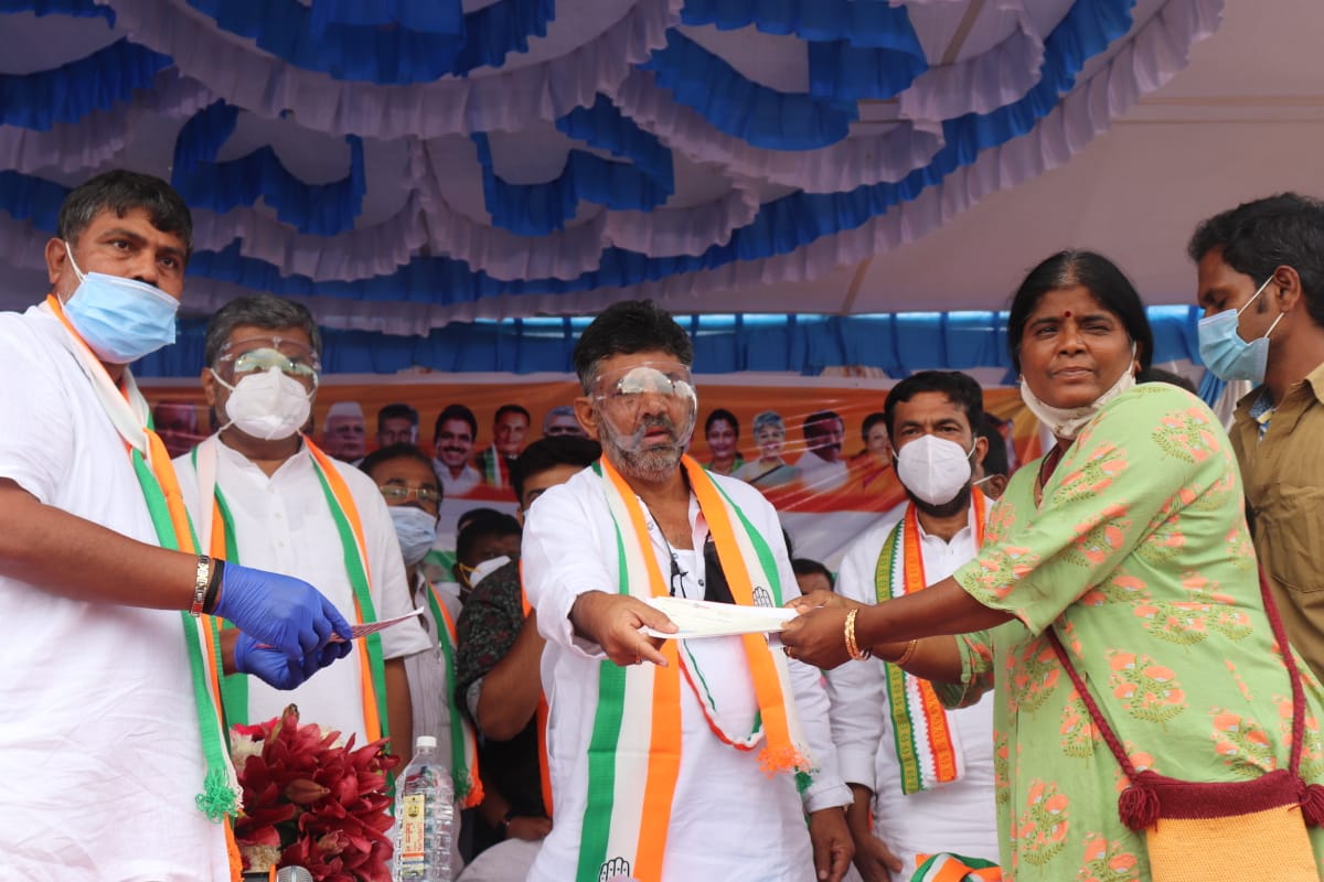 ಬಿಜೆಪಿ ಅಧಿಕಾರಕ್ಕೆ ಬಂದ ಮೇಲೆ ಎಲ್ಲದಕ್ಕೂ ಕ್ಯೂ: ಡಿ.ಕೆ.ಶಿವಕುಮಾರ್ ತರಾಟೆ