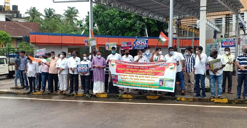 ತೈಲಬೆಲೆ ಏರಿಕೆ ಖಂಡಿಸಿ ಉಡುಪಿ ಕಾಂಗ್ರೆಸ್ ನಿಂದ ‘100 ನಾಟ್‌ಔಟ್’ ಪ್ರತಿಭಟನೆ