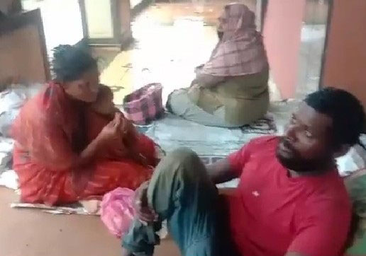 ಪುಟ್ಟ ಮಗುವಿನೊಂದಿಗೆ ಕಾಲ್ನಡಿಗೆಯಲ್ಲಿ ವಲಸೆ ಕಾರ್ಮಿಕ ಕುಟುಂಬ