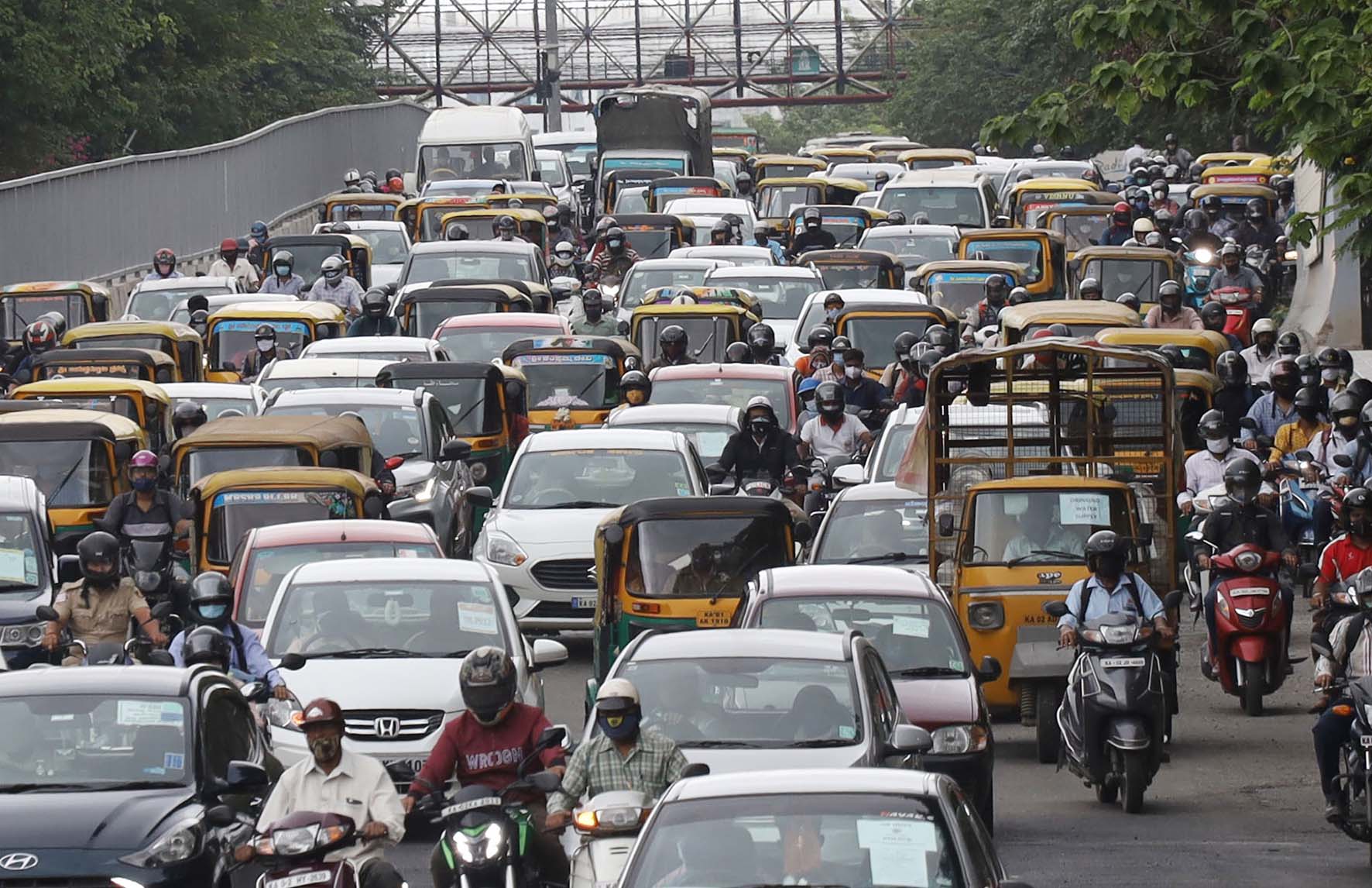 ಕೋವಿಡ್ ಲಾಕ್‍ಡೌನ್ ಸಡಿಲಿಕೆ: ಬಂಧನದಿಂದ ಬಿಡುಗಡೆ ಭಾವದಲ್ಲಿ ರಸ್ತೆಗಿಳಿದ ಜನ