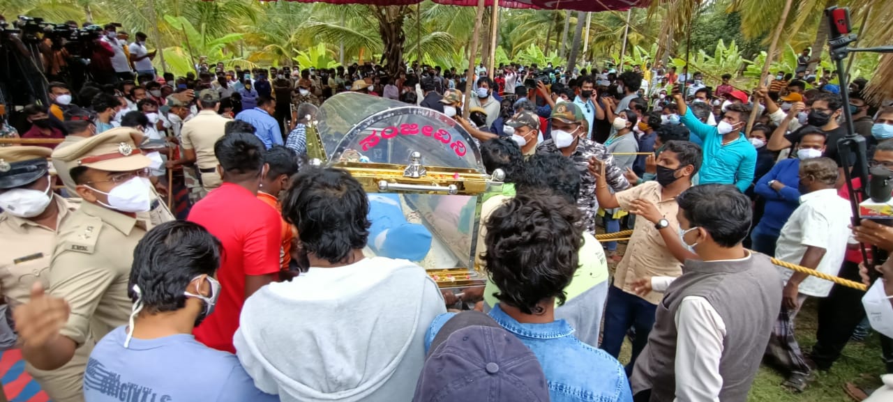 ಹುಟ್ಟೂರು ಪಂಚನಹಳ್ಳಿಯಲ್ಲಿ ನಟ ಸಂಚಾರಿ ವಿಜಯ್ ಅಂತ್ಯಸಂಸ್ಕಾರ