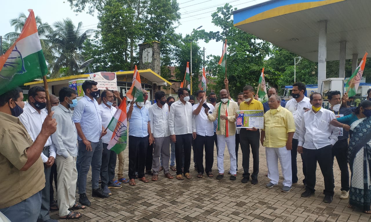 ಉಳ್ಳಾಲ: ತೈಲ ಬೆಲೆ ಏರಿಕೆ ವಿರೋಧಿಸಿ ವಿವಿಧೆಡೆ ಕಾಂಗ್ರೆಸ್ ಪ್ರತಿಭಟನೆ