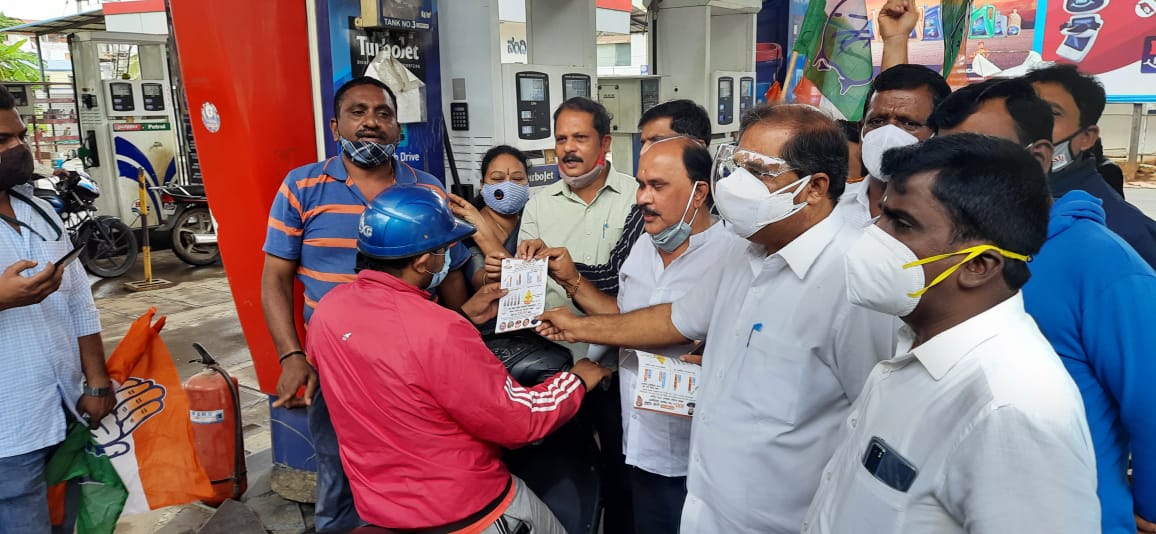 ಶಿವಮೊಗ್ಗ: ಇಂಧನ ಬೆಲೆ ಏರಿಕೆ ಖಂಡಿಸಿ ಭಿತ್ತಿ ಪತ್ರ ಪ್ರದರ್ಶಿಸಿ ಕಾಂಗ್ರೆಸ್ ಪ್ರತಿಭಟನೆ