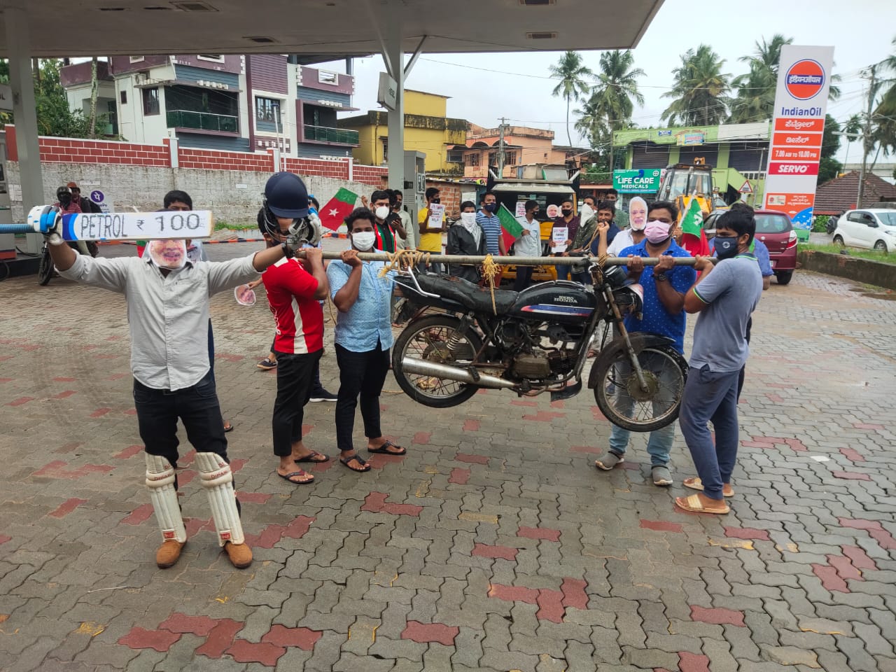 ತೈಲ ಬೆಲೆಯೇರಿಕೆ ವಿರೋಧಿಸಿ ಎಸ್ಡಿಪಿಐ ವತಿಯಿಂದ ದ.ಕ. ಜಿಲ್ಲಾದ್ಯಂತ ವಿನೂತನ ಪ್ರತಿಭಟನೆ