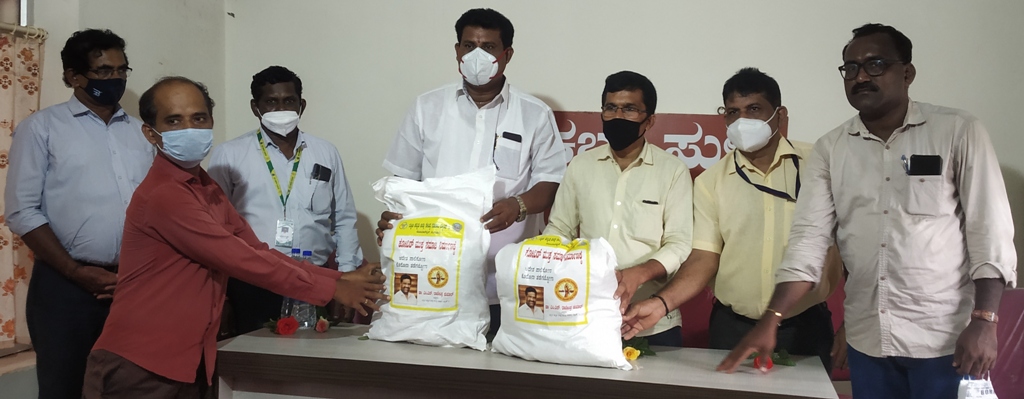 ಸುಳ್ಯ: ಎಸ್ ಸಿಡಿಸಿಸಿ ಬ್ಯಾಂಕ್ ವತಿಯಿಂದ ಕಾರ್ಯನಿರತ ಪತ್ರಕರ್ತರಿಗೆ ಆಹಾರಧಾನ್ಯಗಳ ಕಿಟ್ ವಿತರಣೆ