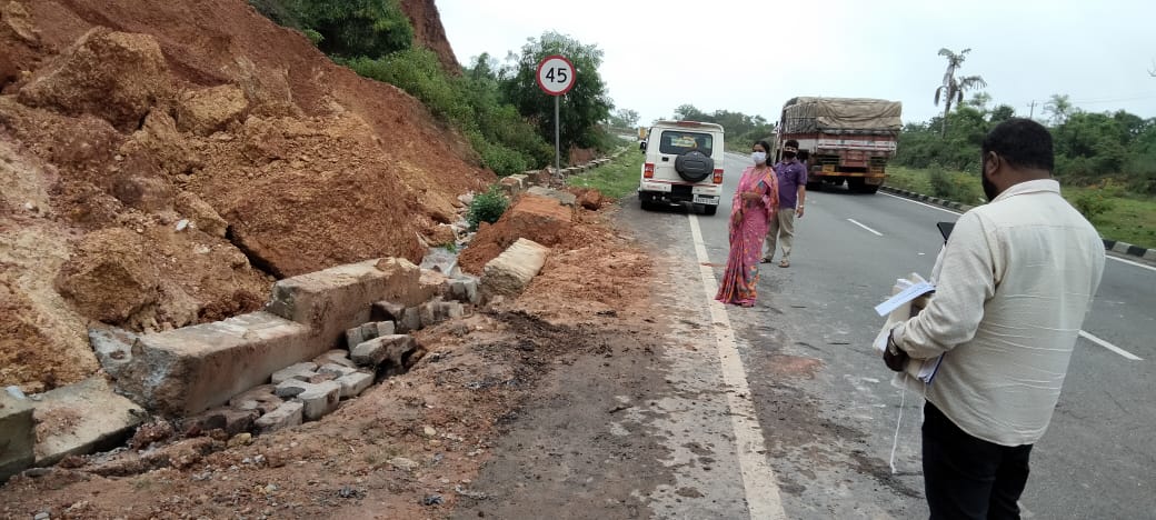 ಉಡುಪಿ: ಭಾರೀ ಮಳೆಗೆ ಬೈಂದೂರಿನ ಒತ್ತಿನೆಣೆಯಲ್ಲಿ ಗುಡ್ಡ ಕುಸಿತ