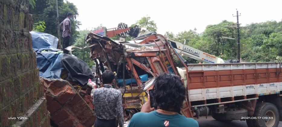 ಬಂಟ್ವಾಳ : ರಸ್ತೆ ಬದಿಯ ಬರೆಗೆ ಢಿಕ್ಕಿ ಹೊಡೆದ ಲಾರಿ, ಇಬ್ಬರಿಗೆ ಗಾಯ