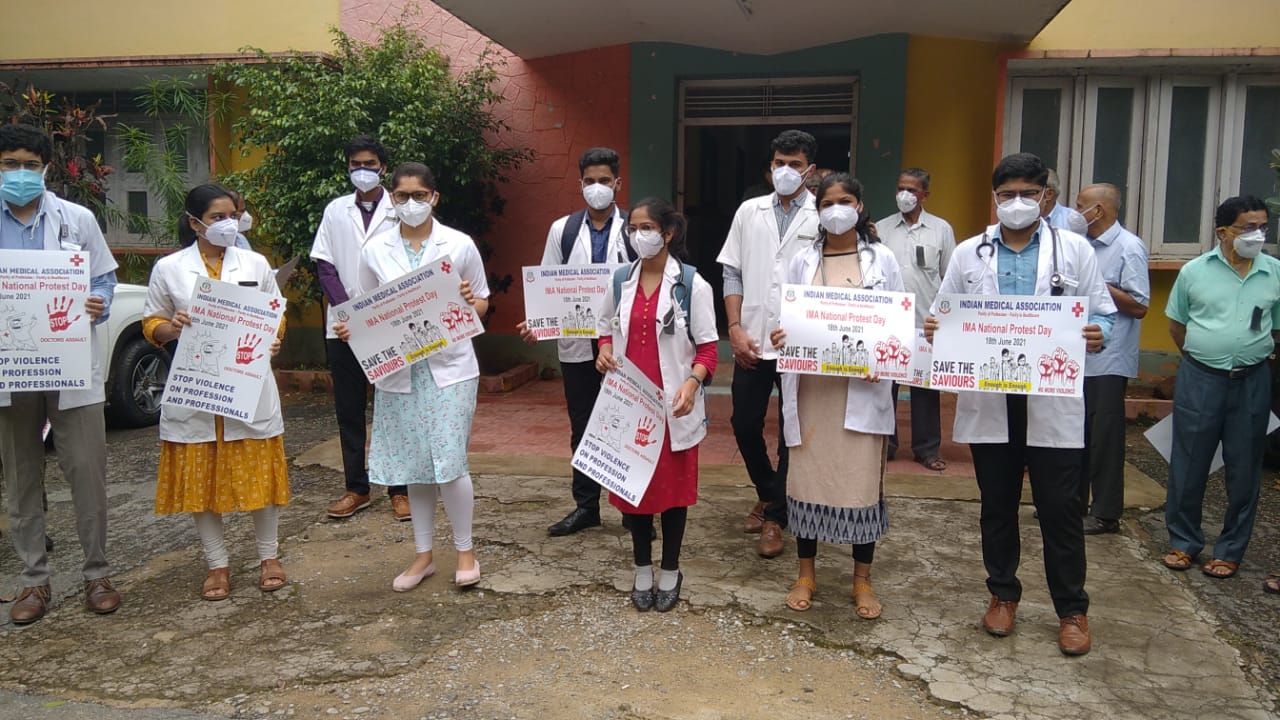 ವೈದ್ಯರ ಮೇಲಿನ ಹಲ್ಲೆ ಖಂಡಿಸಿ ಶಿವಮೊಗ್ಗದಲ್ಲಿ ಕಪ್ಪು ಪಟ್ಟಿ ಧರಿಸಿ ವೈದ್ಯರ ಪ್ರತಿಭಟನೆ