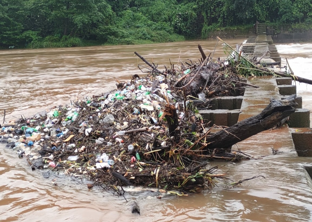 ಮೃತ್ಯುಂಜಯ ಹೊಳೆಯಲ್ಲಿ ತ್ಯಾಜ್ಯ ರಾಶಿ !