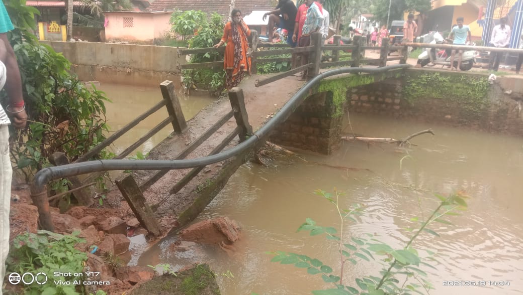 ಉಡುಪಿ: ಕುಸಿದು ಬಿದ್ದ ಮಠದಬೆಟ್ಟು ಕಾಲು ಸೇತುವೆ
