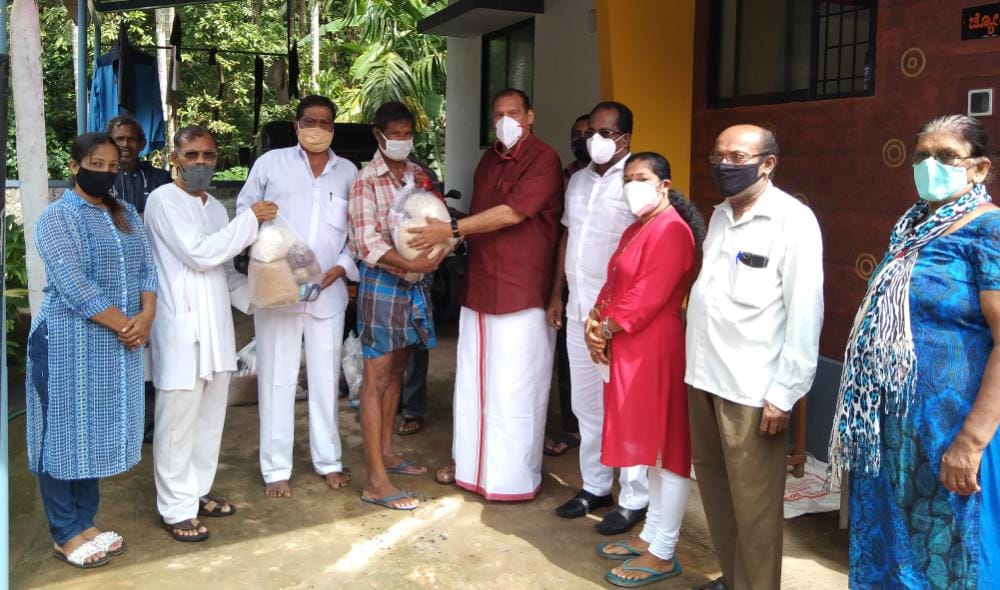 ಕೊರೋನಪೀಡಿತ ಕುಟುಂಬಕ್ಕೆ ಐವನ್ ಡಿಸೋಜ ಕಿಟ್ ವಿತರಣೆ