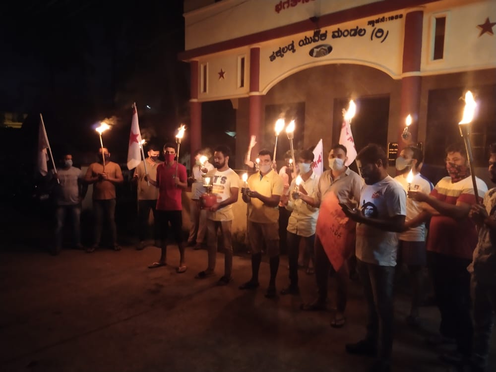 ಲಾಕ್ ಡೌನ್ ಅವಧಿಯ ವಿದ್ಯುತ್ ಬಿಲ್ ಮನ್ನಾ ಮಾಡಬೇಕೆಂದು ಒತ್ತಾಯಿಸಿ ಪ್ರತಿಭಟನೆ