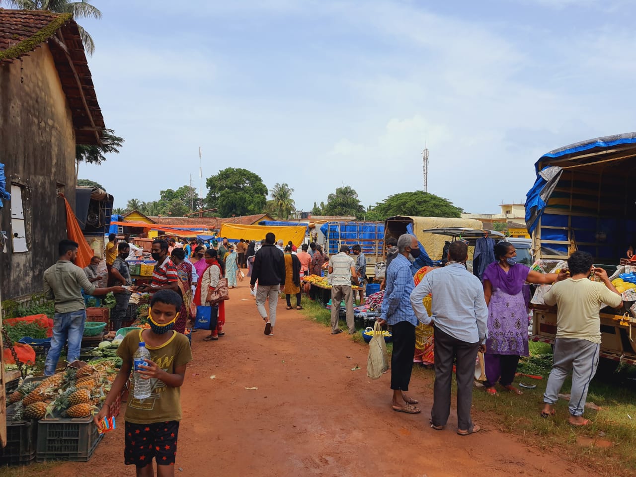 ಕಾಪು ತಾಲೂಕು ಸಹಜಸ್ಥಿತಿಗೆ; ಪಡುಬಿದ್ರೆ  ಶಾಲಾ ಮೈದಾನದಲ್ಲಿ ಸಂತೆ
