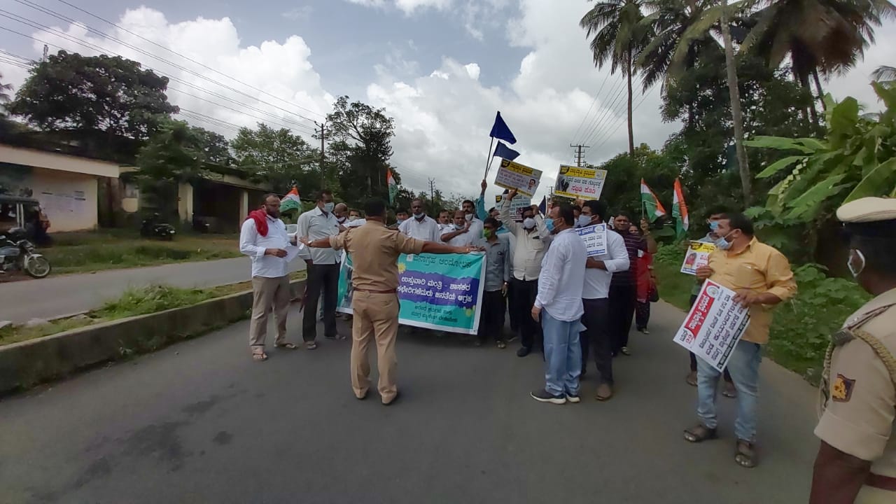 ಕಾರ್ಕಳ: ಶಾಸಕ ಕಚೇರಿ ಮುಂದೆ ಜನಾಗ್ರಹ ಪ್ರತಿಭಟನೆ, ಪೊಲೀಸರಿಂದ  ತಡೆ