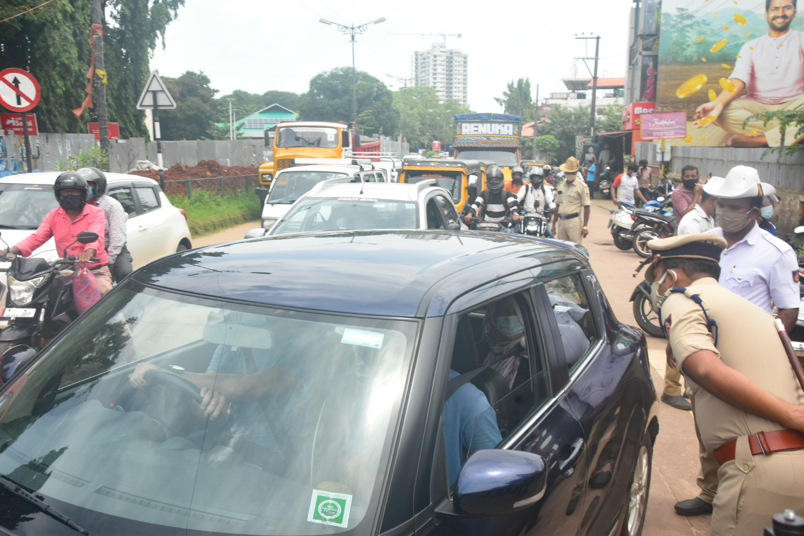 ಮಂಗಳೂರು ಕ್ಲಾಕ್ ಟವರ್ ಬಳಿ ವಾಹನಗಳ ತಪಾಸಣೆ : ಅನಗತ್ಯವಾಗಿ ತಿರುಗುವವರ ವಿರುದ್ಧ ಪ್ರಕರಣ ದಾಖಲು