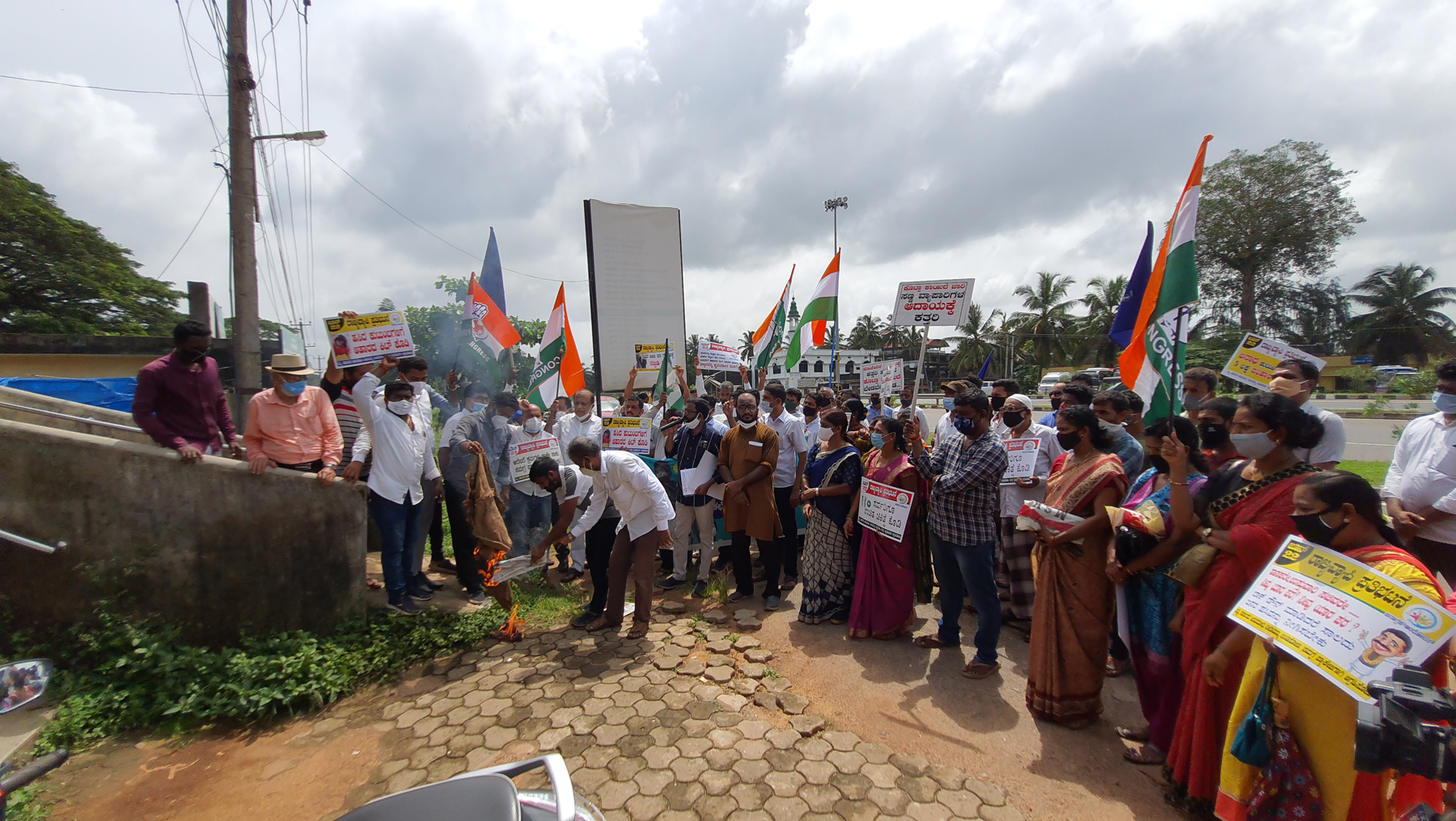 ಕಾಪು ಶಾಸಕರ ಕಚೇರಿ ಎದುರು ಜನಾಗ್ರಹ ಪ್ರತಿಭಟನೆ